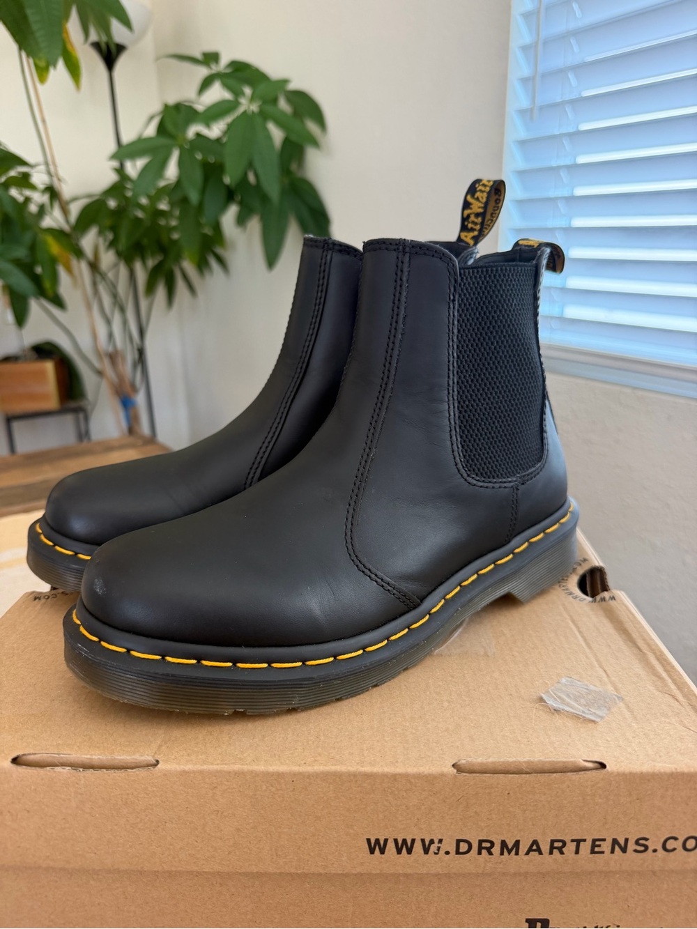 2976 YELLOW STITCH SMOOTH LEATHER CHELSEA BOOTS